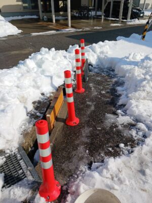 側溝補修・赤白ポール設置工事